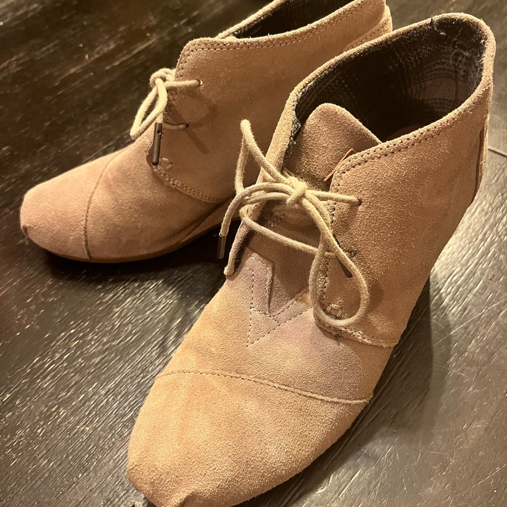 TOMS Size 9 Tan Wedges Lace Up Booties
